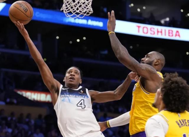 【现场】爱德华兹遭驱逐 湖人主场力克森林狼